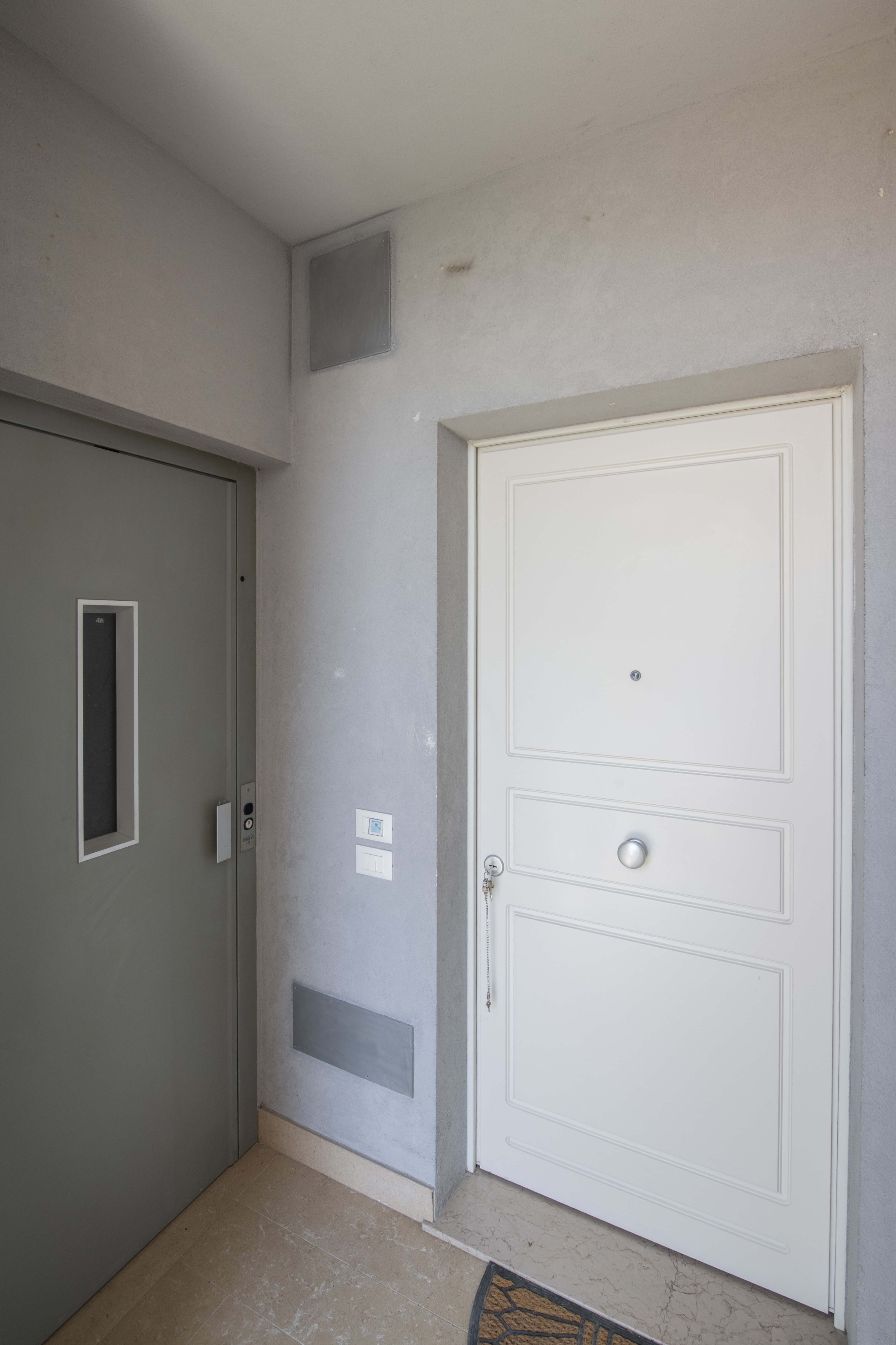 ASCENSORE_E_PORTA_ENTRATA.